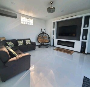 Smart TV, chimenea y impresora