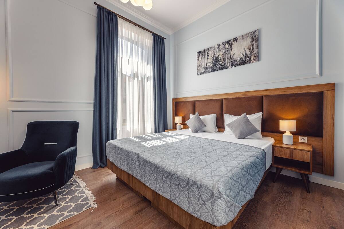 Deluxe kamer, 1 twee- of 2 eenpersoonsbedden | Lakens van Egyptisch katoen, luxe beddengoed, individueel gedecoreerd