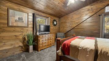 3 bedrooms, desk, iron/ironing board, travel crib
