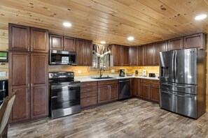 Fridge, microwave, oven, stovetop - East Pines :Modern Cabin in nature (Hermosa)