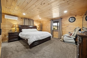 3 bedrooms, desk, iron/ironing board, travel crib - East Pines :Modern Cabin in nature (Hermosa)