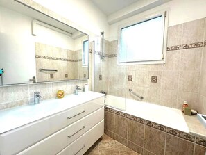 SĂšche-cheveux, serviettes fournies, savon, papier toilette