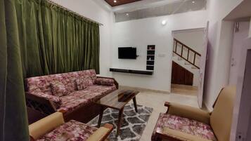 Premium Suite | Living area | Flat-screen TV