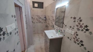 Premium Suite | Bathroom | Free toiletries