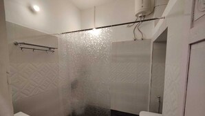 Un baño con cortina de ducha, inodoro y lavabo.