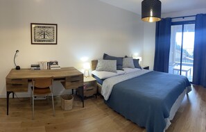 3 habitaciones, tabla de planchar con plancha, wifi y ropa de cama 