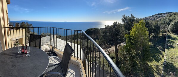 Outdoor dining - Maison Mitoyenne en Balcon sur la Mer, à 15 Minutes de Bastia, Animaux Acceptés (Brando)