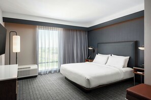 خزنة داخل الغرفة ومكتب وستائر تعتيم ومكواة/لوح كي