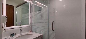 Superior Room, 2 Twin Beds | Bathroom | Slippers