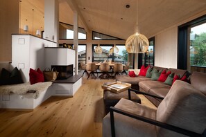 Living area - Alpenlodges Chalet Zirbe, 200 qm, 3 Schlafzimmer, 3 Bäder, Sauna, Terrasse und Balkon (Schönau am Königssee)