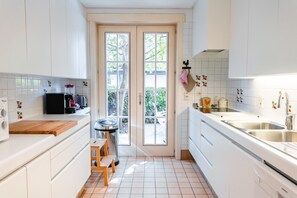 Fridge, oven, stovetop, dishwasher