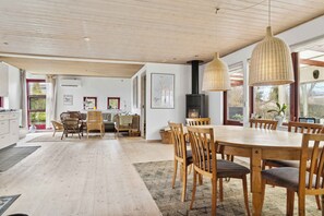 Dining - Spacious cottage surrounded by forest (Mesinge)