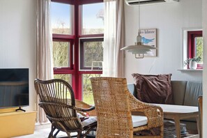 Living area - Spacious cottage surrounded by forest (Mesinge)