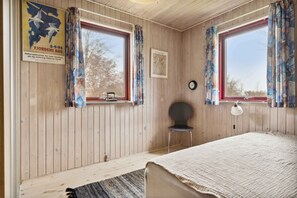 Room - Spacious cottage surrounded by forest (Mesinge)