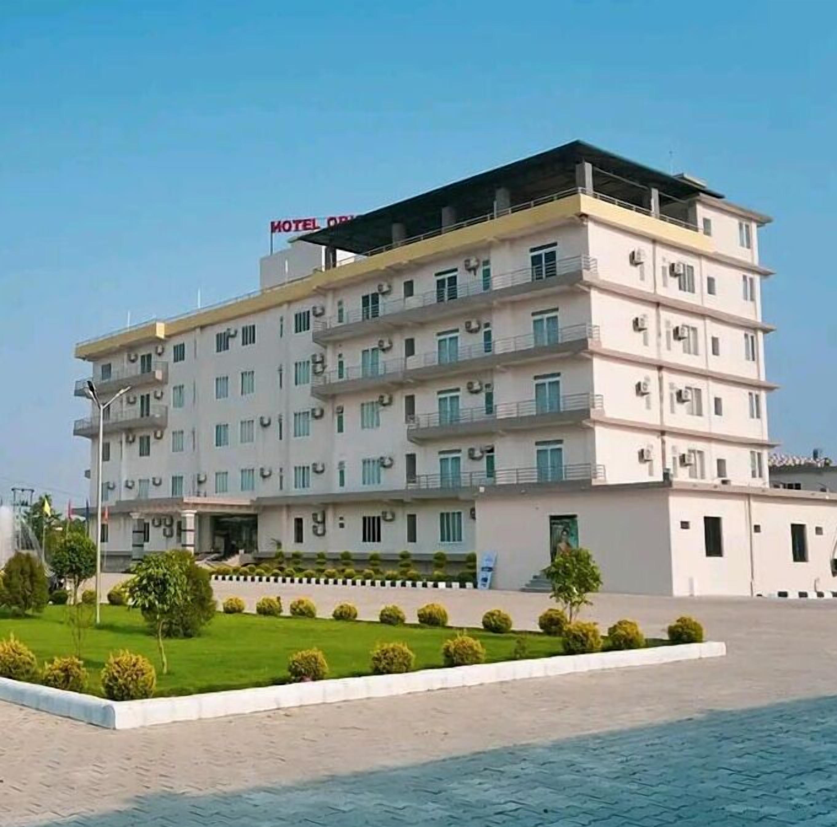 Un hotel de varios pisos con techo plano y un letrero que dice 'HOTEL ORGA'.