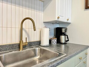 Private kitchen - Cozy Lawrenceville Flat. (Pittsburgh)