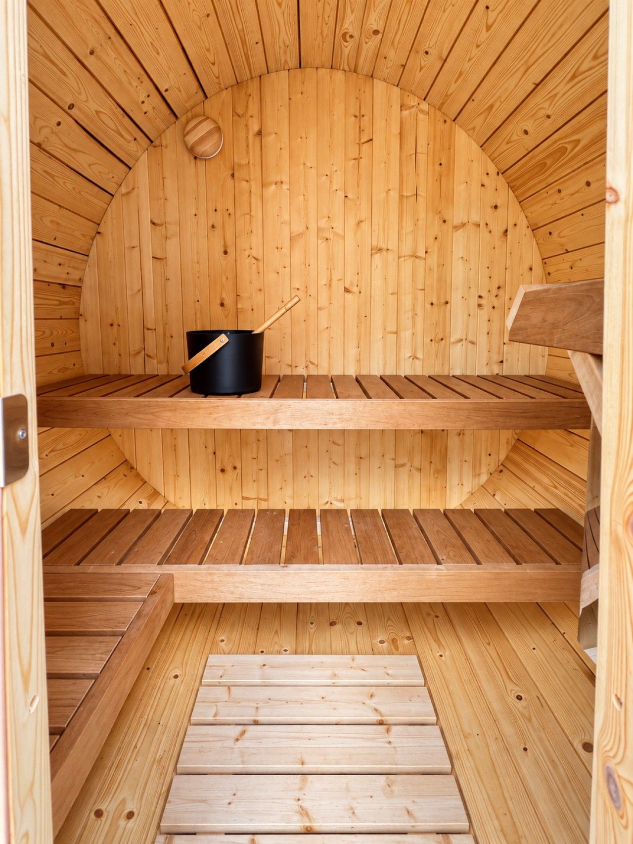 Uma sauna com paredes e bancos de madeira.