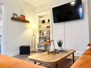 TV - Cozy Lawrenceville Flat. (Pittsburgh)