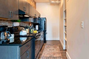 Kylskåp, mikrovågsugn, ugn och spishäll