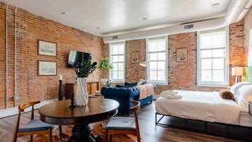 1 habitación, escritorio, tabla de planchar con plancha y wifi