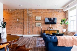 TV - Vibrant Depot Town Loft (Ypsilanti)