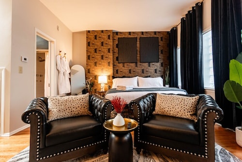 Luxury King bed Studio