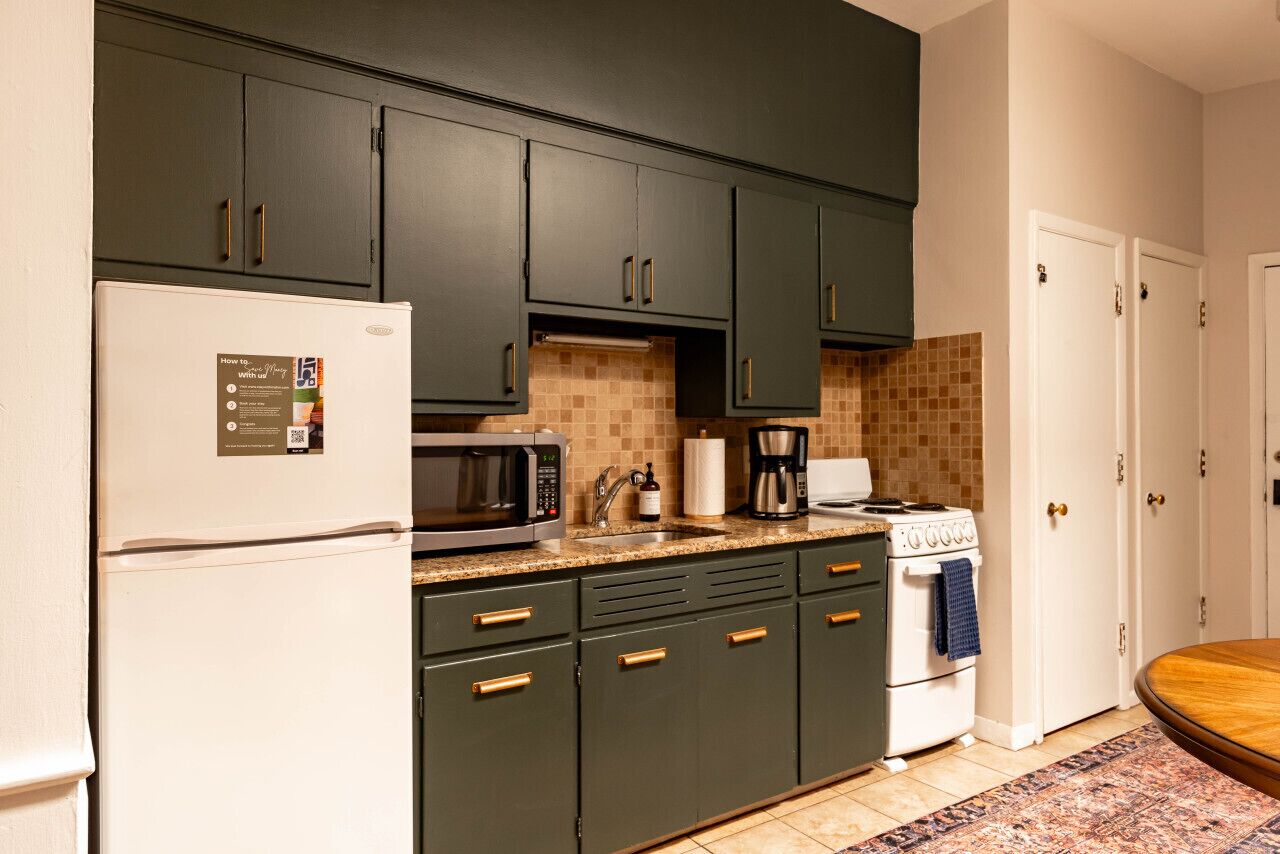 Refrigerador, microondas, horno y parrilla de estufa 