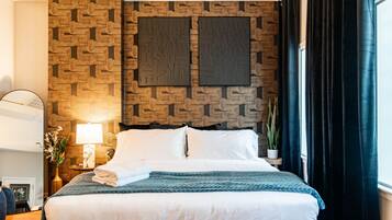 1 slaapkamer, een bureau, een strijkplank/strijkijzer, wifi