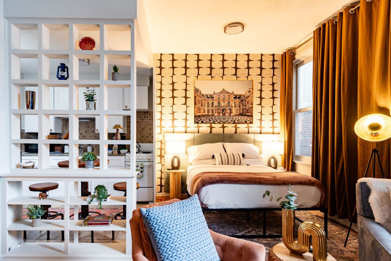 Escritorio, tabla de planchar con plancha, wifi y ropa de cama 