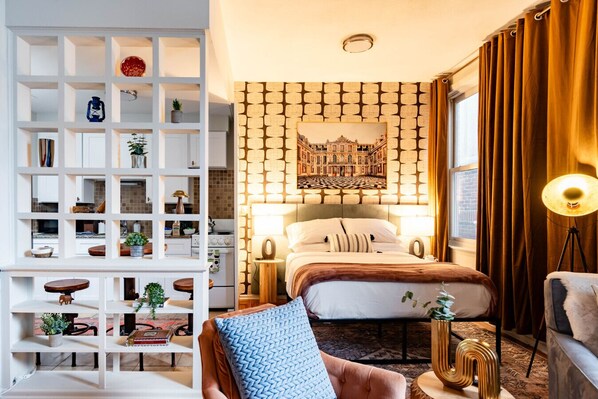 Escritorio, tabla de planchar con plancha, wifi y ropa de cama