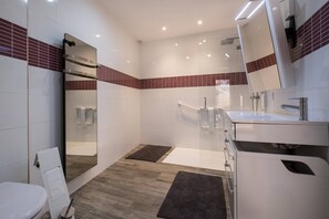 Shower, hair dryer - Gîte de Luxe 8/10 Personnes "La Citadelle" Près de Carcassonne (Fontiers-Cabardès)