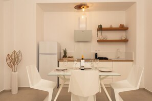 Fridge, oven, stovetop, coffee/tea maker