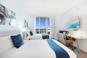 2 chambres, bureau, fer et planche à repasser, lit de bébé portatif