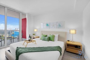 2 bedrooms, desk, iron/ironing board, travel cot - Modern Resort Retreat Steps from the Beach (Hallandale Beach)