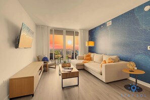 TV, offices - Modern Resort Retreat Steps from the Beach (Hallandale Beach)