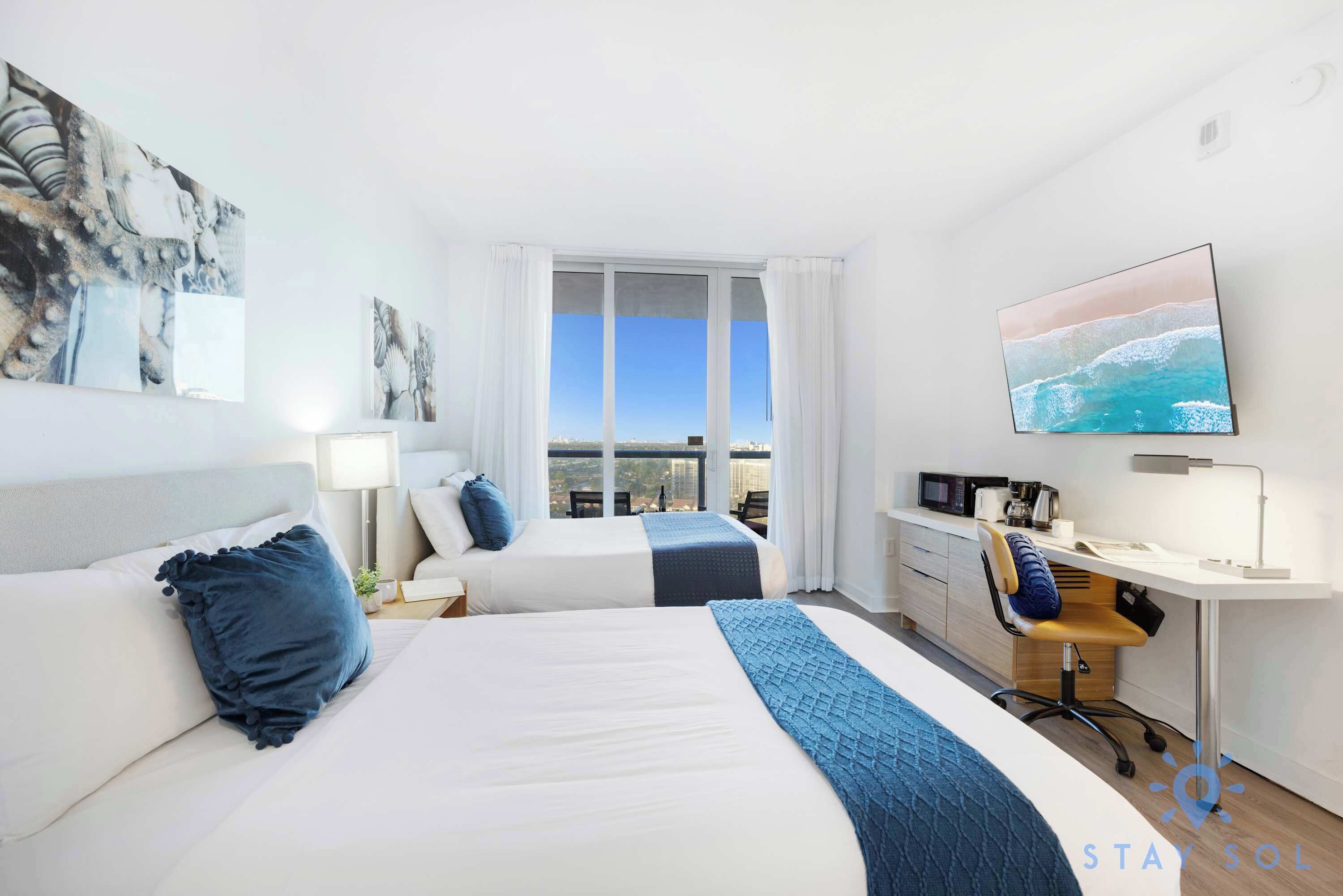 Bureau, fer et planche à repasser, lit parapluie, Wi-Fi