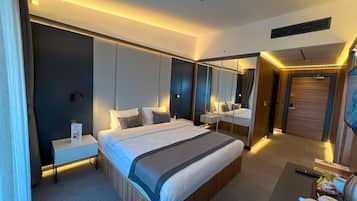 Deluxe Double Room, Sea View | Minibar, in-room safe, laptop workspace, soundproofing