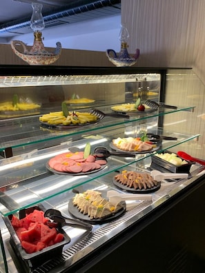 Sarapan bufet setiap hari (EUR 12 seorang)