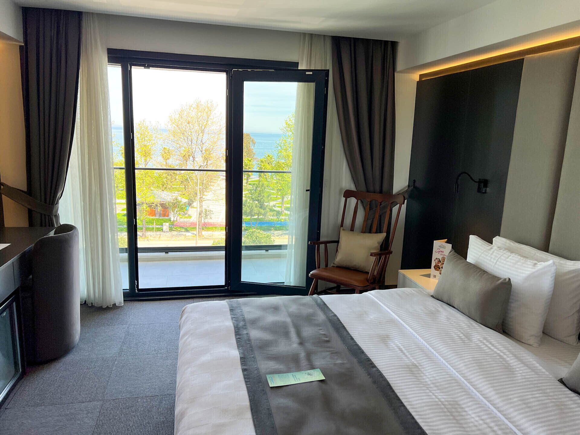 Phòng đôi Deluxe, quang cảnh biển | Minibar, két bảo mật tại phòng, khu vực làm việc phù hợp cho laptop 