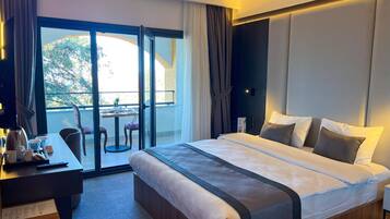 Dobbeltrom – deluxe, sjøutsikt | Minibar, safe på rommet, skrivebord for bærbar PC og blendingsgardiner