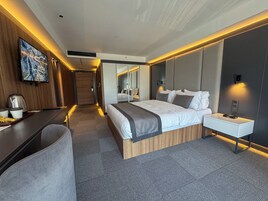 Superior Oda, Deniz Manzaralı | Minibar, odada kasa, dizüstü bilgisayar çalışma alanı, güneşlik/perde 