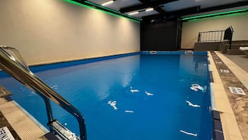 Indendørs pool, åben fra kl. 12.00 til kl. 22.00, liggestole