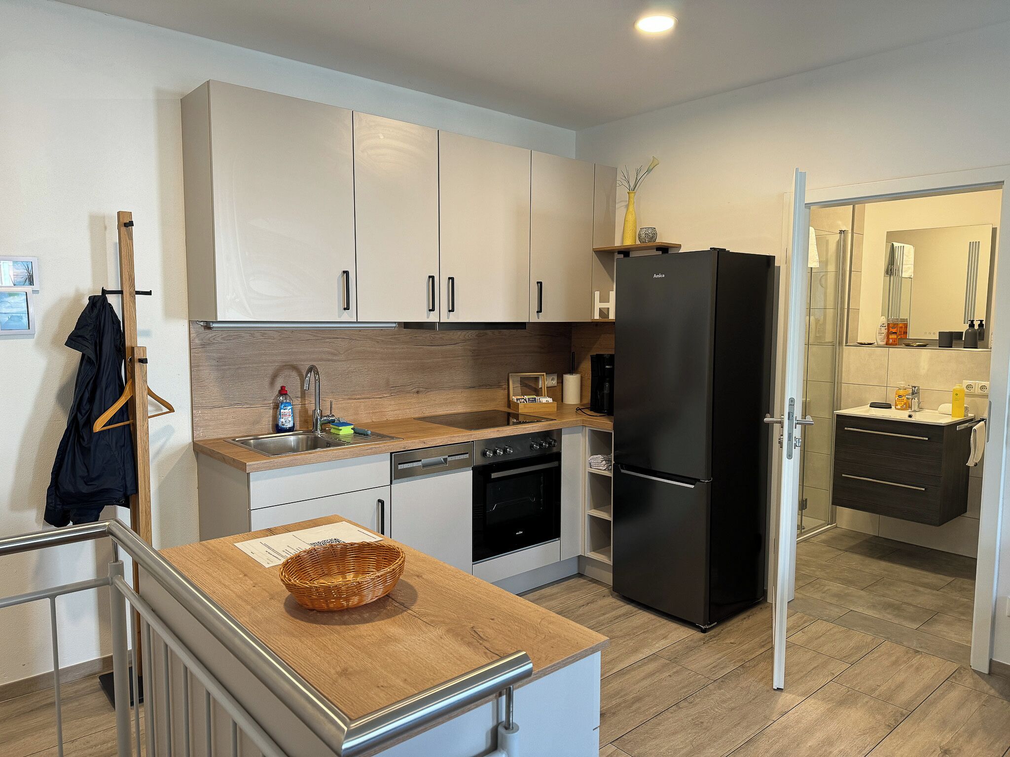 Mikrowelle, Herdplatte, Geschirrspüler