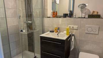 Een douche, een haardroger, handdoeken, zeep