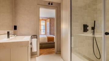 Shower, hair dryer, towels, shampoo