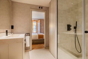 Douche, sèche-cheveux, serviettes fournies, shampoing