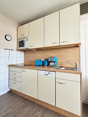 Fridge, microwave, stovetop, dishwasher - Appartementanlage Bellevue (Großenbrode)