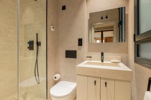 Een douche, een haardroger, handdoeken