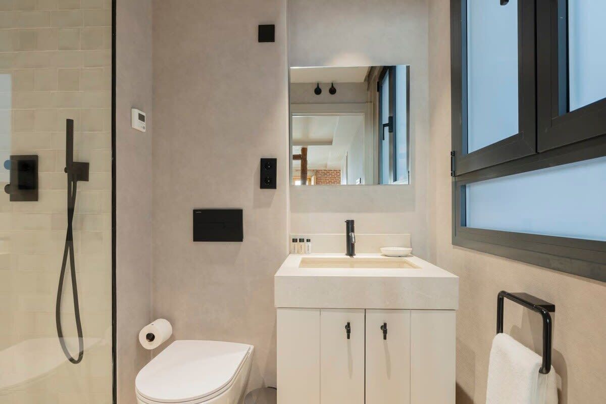 Shower, hair dryer, towels, shampoo