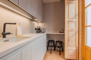 Jääkaappi, mikroaaltouuni, uuni, liesi